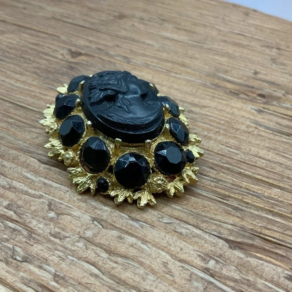 Black Glass Cameo Vintage Gold Tone Metal Faceted Stone Brooch Pin